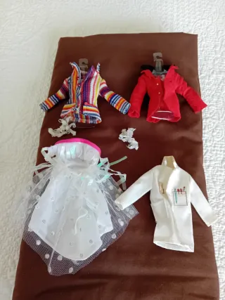 Barbie di Famosa con abito blu e bianco