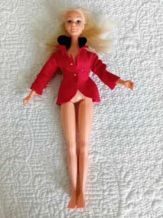 Barbie di Famosa con abito blu e bianco