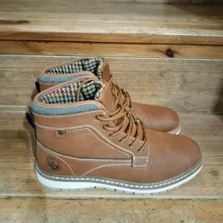 Botas de montaña marrones