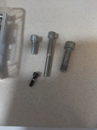 Tornillos cabeza Allen caja pesa 0,5kg