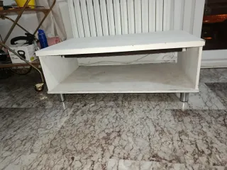 Mesa de salón blanca