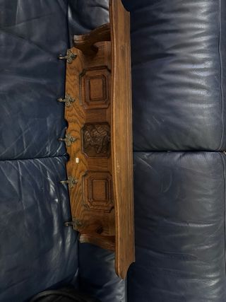 Perchero de madera tallada