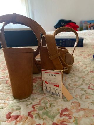 Sandalias tacón Stradivarius ante marrón
