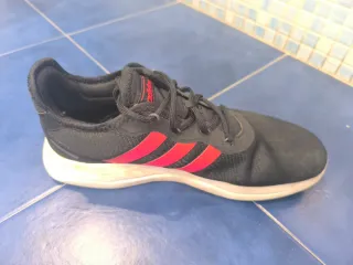 Zapatillas Adidas negras y rojas