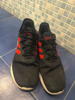Zapatillas Adidas negras y rojas