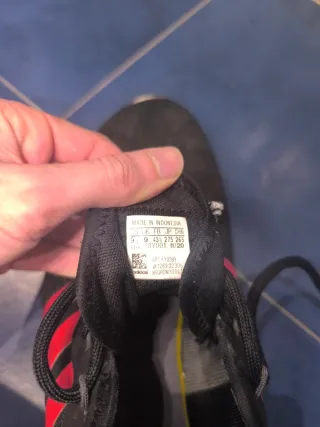 Zapatillas Adidas negras y rojas