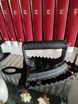 Plancha de hierro antigua con soporte