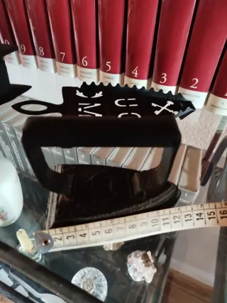 Plancha de hierro antigua con soporte