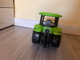 Tractor de juguete a estrenar.