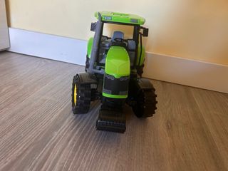 Tractor de juguete a estrenar.