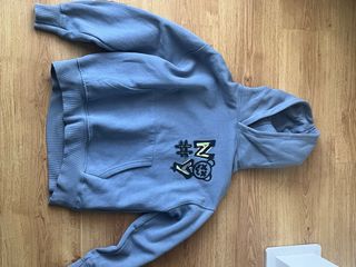 Sudadera azul con estampado