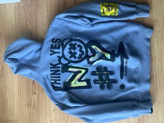 Sudadera azul con estampado