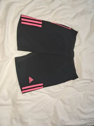Pantalón corto deportivo Adidas negro y rosa