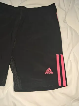 Pantalón corto deportivo Adidas negro y rosa