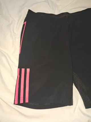 Pantalón corto deportivo Adidas negro y rosa