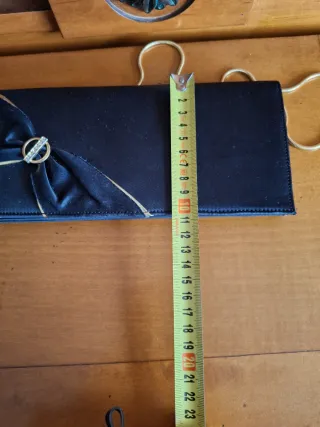 Bolso de fiesta negro con lazo y pedrería