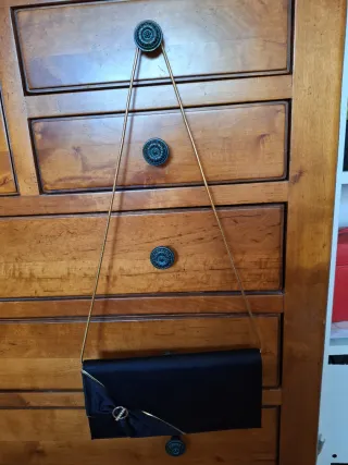 Bolso de fiesta negro con lazo y pedrería