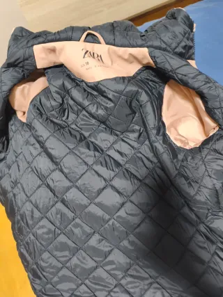 Chubasquero beige con capucha