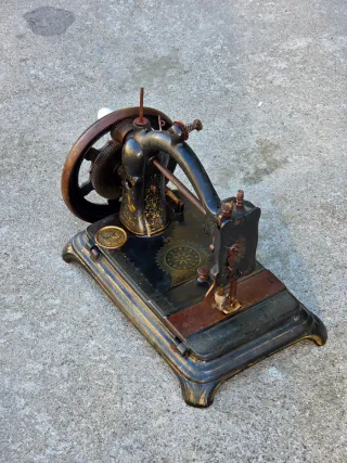 Antigua máquina de coser D.Bacle 1899