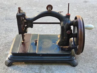 Antigua máquina de coser D.Bacle 1899