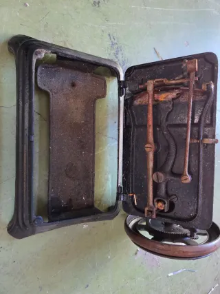 Antigua máquina de coser D.Bacle 1899