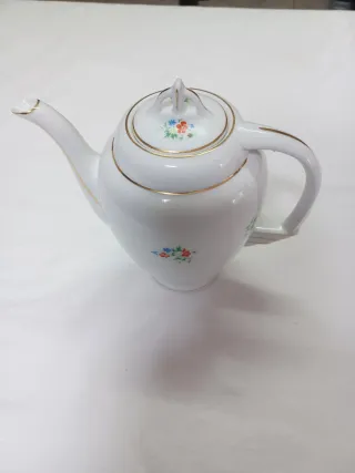 Bule de chá em porcelana com detalhes dourados