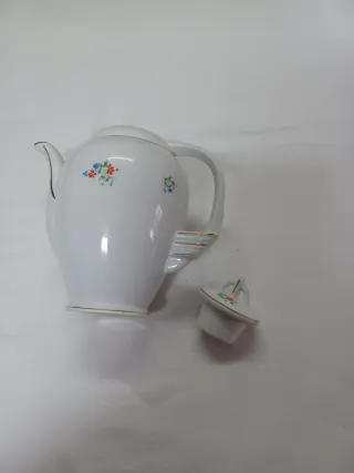 Bule de chá em porcelana com detalhes dourados