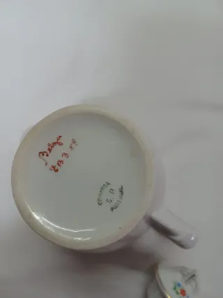 Bule de chá em porcelana com detalhes dourados