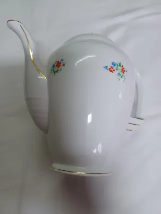 Bule de chá em porcelana com detalhes dourados