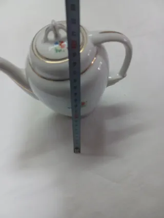 Bule de chá em porcelana com detalhes dourados