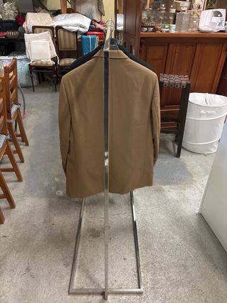 Perchero de metal plateado