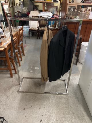 Perchero de metal plateado