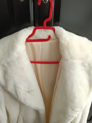 Chaquetón sintético color marfil