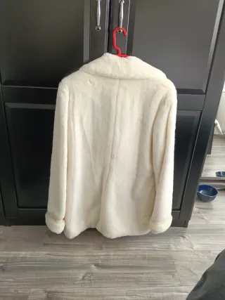 Chaquetón sintético color marfil