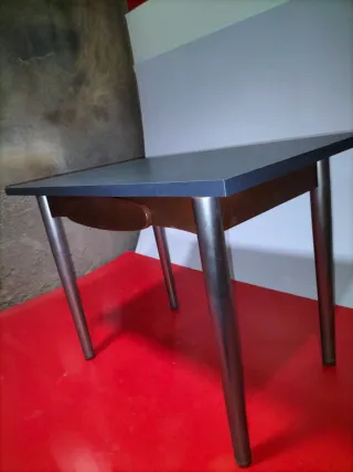 Mesa de cocina gris oscura y madera