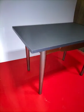 Mesa de cocina gris oscura y madera