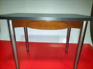 Mesa de cocina gris oscura y madera