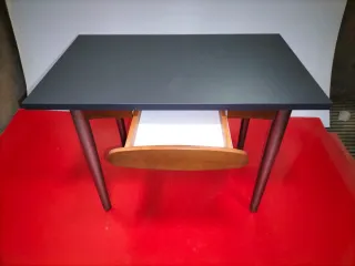 Mesa de cocina gris oscura y madera