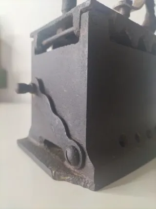 Plancha antigua de hierro fundido