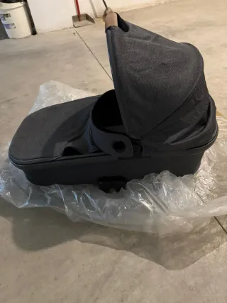 Cochecito de bebé gris