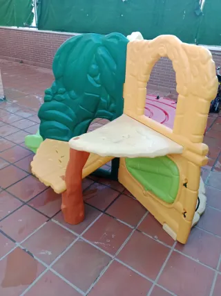 Parco giochi in plastica con scivolo