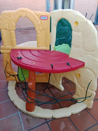 Parco giochi in plastica con scivolo