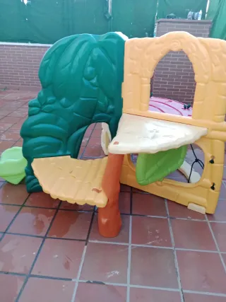 Parco giochi in plastica con scivolo