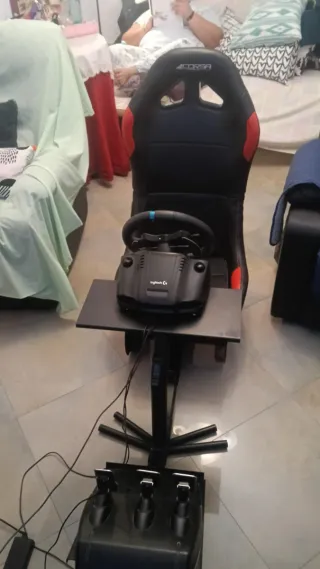 Volante y Pedales Logitech para PC/PS