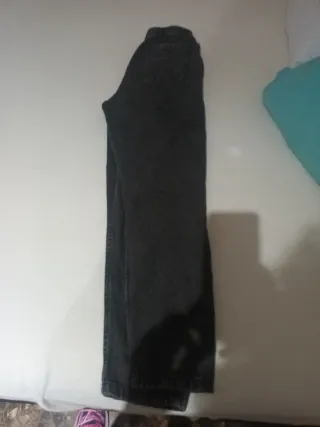 Vaqueros negros abullonados tipo jogger.