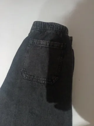 Vaqueros negros abullonados tipo jogger.