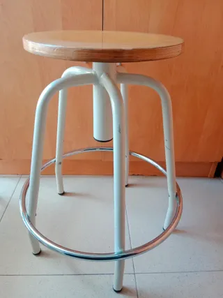 Taburete de laboratorio madera y metal
