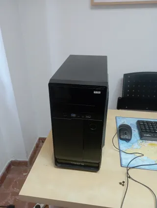 Computer da tavolo nero