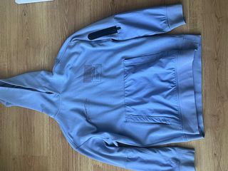 Sudadera azul con capucha y bolsillo