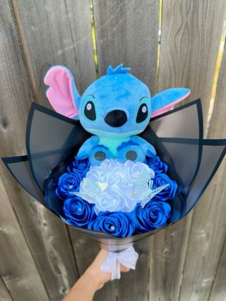Peluche Stitch con flores San Valentín